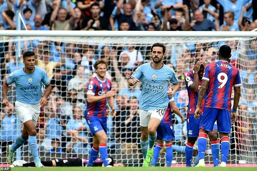 Silva ghi bàn đầu tiên khởi đầu cho màn ngược dòng của Man City trước Crystal Palace. ẢNH: AP Silva ghi bàn đầu tiên khởi đầu cho màn ngược dòng của Man City trước Crystal Palace. ẢNH: AP