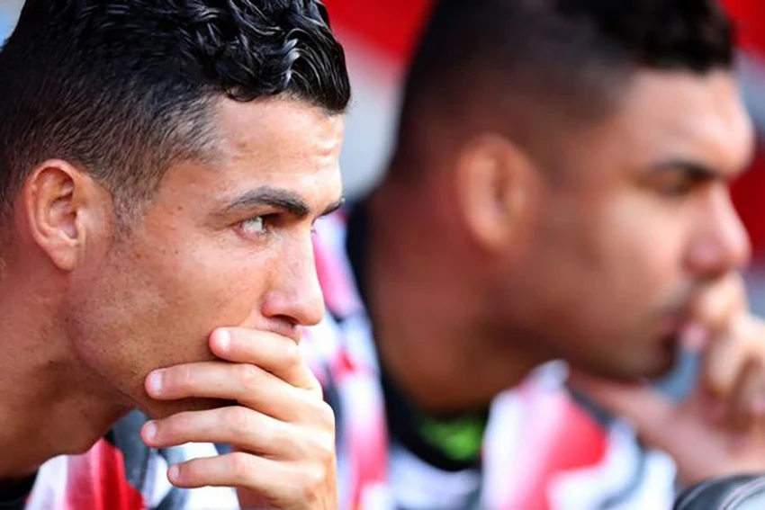 Ronaldo ngồi dự bị theo dõi các đồng đội thi đấu trong trận MU thắng Southampton 1-0. ẢNH: MIRROR Ronaldo ngồi dự bị theo dõi các đồng đội thi đấu trong trận MU thắng Southampton 1-0. ẢNH: MIRROR