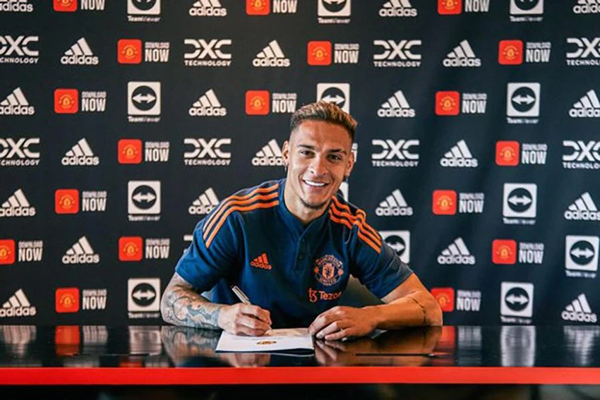 Antony là bản hợp đồng kỷ lục mùa giải năm nay của MU với giá 86 triệu bảng Anh từ Ajax. ẢNH: GETTY Antony là bản hợp đồng kỷ lục mùa giải năm nay của MU với giá 86 triệu bảng Anh từ Ajax. ẢNH: GETTY