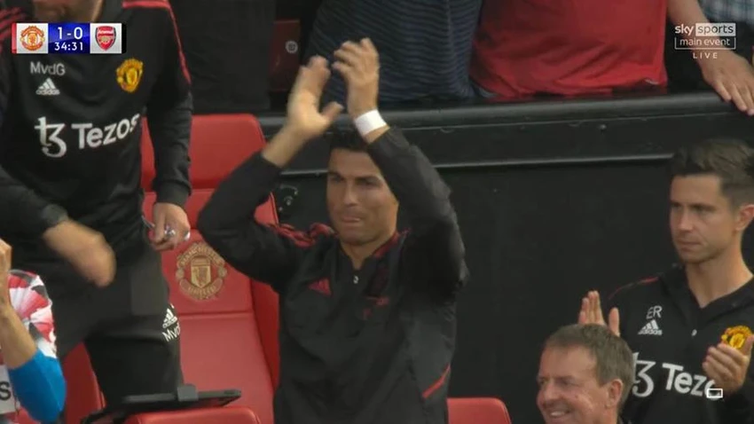 Ronaldo đứng bật dậy vỗ tay ăn mừng bàn thắng của Antony. ẢNH: SKY SPORTS Ronaldo đứng bật dậy vỗ tay ăn mừng bàn thắng của Antony. ẢNH: SKY SPORTS