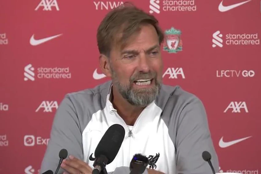 Klopp giận dữ trước câu hỏi của một phóng viên và rời khỏi cuộc họp báo. ẢNH: GETTY Klopp giận dữ trước câu hỏi của một phóng viên và rời khỏi cuộc họp báo. ẢNH: GETTY