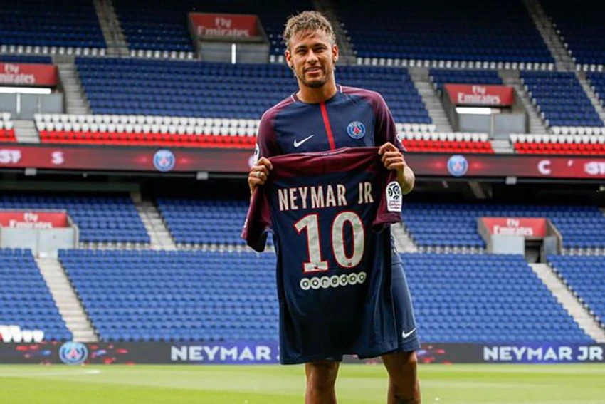 Neymar là cầu thủ bóng đá có giá chuyển nhượng đắt nhất lịch sử bóng đá thế giới. ẢNH: DAILY STAR Neymar là cầu thủ bóng đá có giá chuyển nhượng đắt nhất lịch sử bóng đá thế giới. ẢNH: DAILY STAR