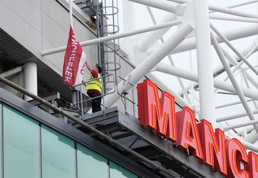 Sân Old Trafford treo cờ rủ. ẢNH: SUN SPORTS Sân Old Trafford treo cờ rủ. ẢNH: SUN SPORTS