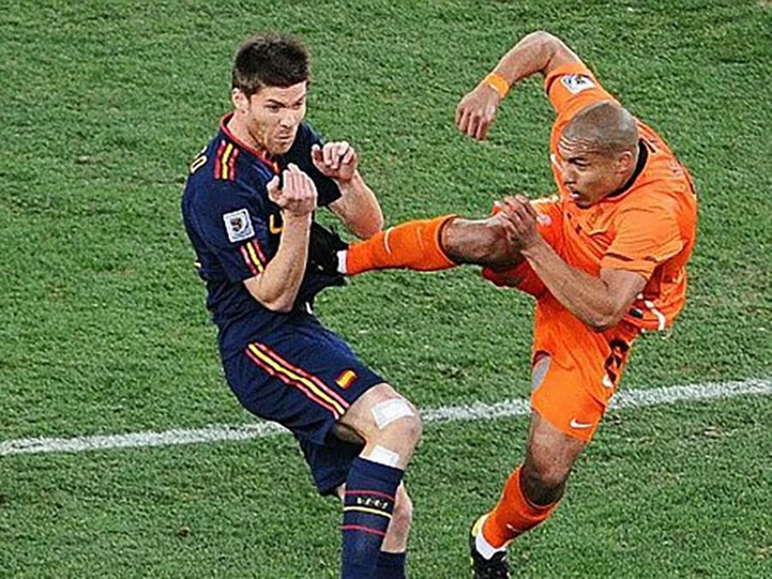 Nigel De Jong bị gọi là "gã đồ tể" sau pha bóng nổi tiếng này. ẢNH: GETTY Nigel De Jong bị gọi là "gã đồ tể" sau pha bóng nổi tiếng này. ẢNH: GETTY