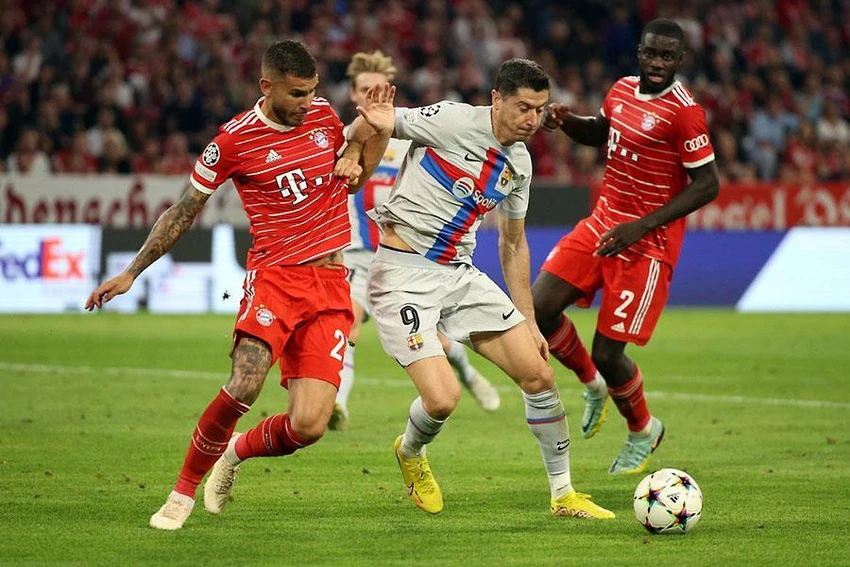 Lewandowski và đồng đội bị chủ nhà cho phơi áo 0-2. Lewandowski và đồng đội bị chủ nhà cho phơi áo 0-2.