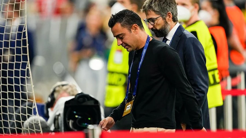 Xavi thẫn thờ rời sân sau trận thua của Barca trước Bayern Munich. ẢNH: GETTY Xavi thẫn thờ rời sân sau trận thua của Barca trước Bayern Munich. ẢNH: GETTY