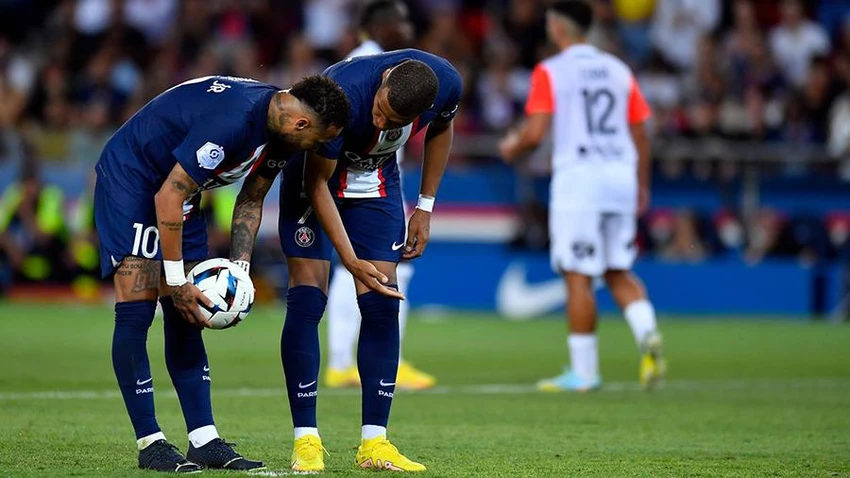 Neymar từ chối để Mbappe đá penalty. ẢNH: GETTY Neymar từ chối để Mbappe đá penalty. ẢNH: GETTY
