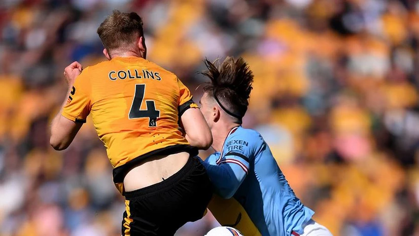 Collins đạp thẳng vào người Grealish và nhận thẻ đỏ. ẢNH: GETTY Collins đạp thẳng vào người Grealish và nhận thẻ đỏ. ẢNH: GETTY