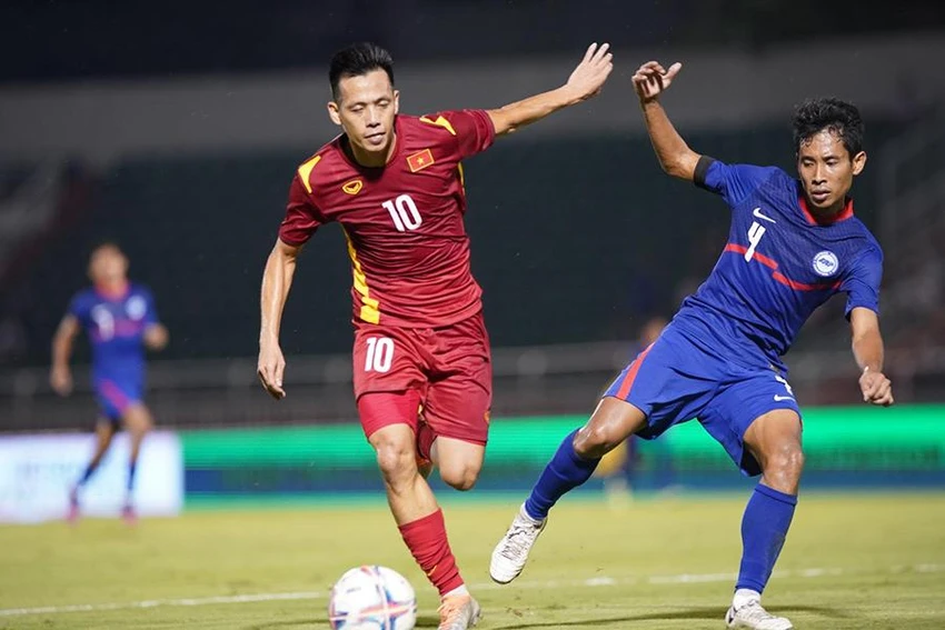 Văn Quyết nhận nhiều lời khen từ cả HLV Park Hang-seo lẫn HLV Takayuki. ẢNH: ANH PHƯƠNG Văn Quyết nhận nhiều lời khen từ cả HLV Park Hang-seo lẫn HLV Takayuki. ẢNH: ANH PHƯƠNG