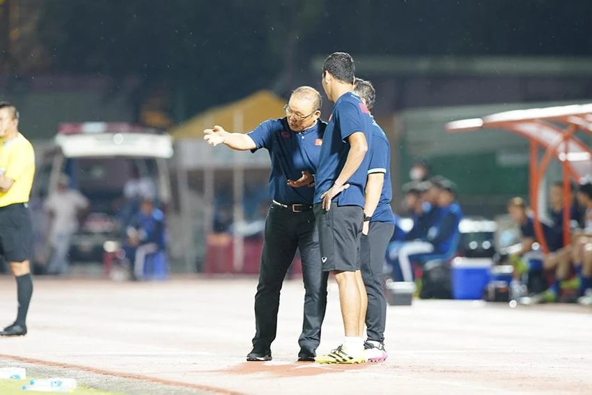 HLV Park Hang-seo chỉ đạo trong trận Việt Nam thắng Singapore 4-0. ẢNH: ANH PHƯƠNG HLV Park Hang-seo chỉ đạo trong trận Việt Nam thắng Singapore 4-0. ẢNH: ANH PHƯƠNG