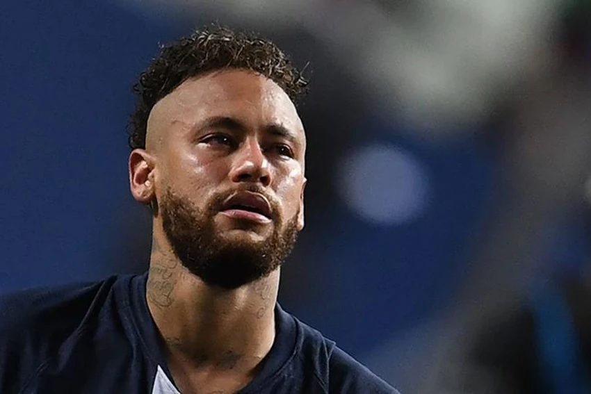 Neymar khóc hơn 1 lần vì mất phương hướng không biết giải quyết ra sao với Barcelona. ẢNH: GETTY