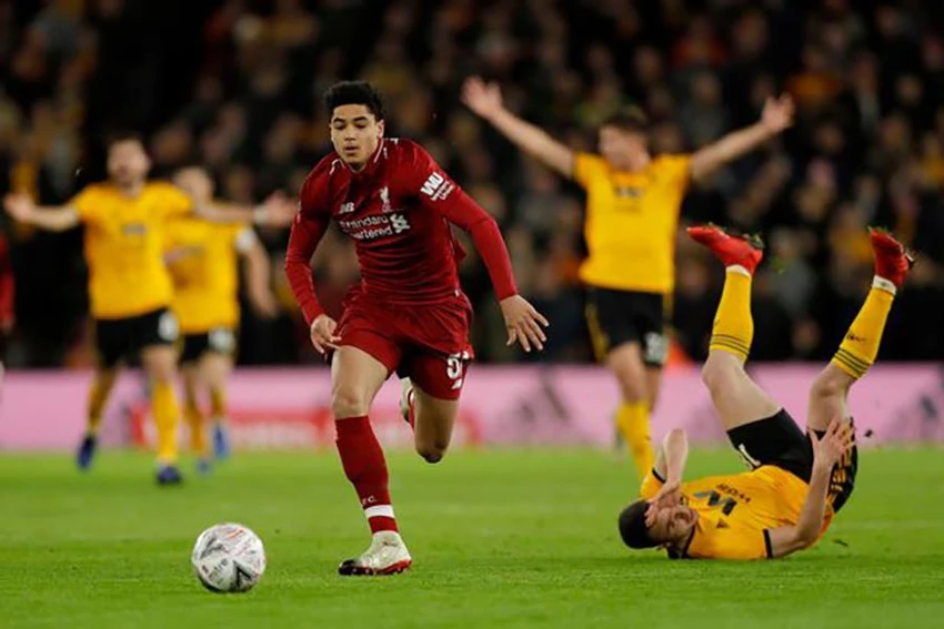 Ki-Jana Hoever đá trận ra mắt đội 1 Liverpool gặp chính Wolves. ẢNH: GETTY