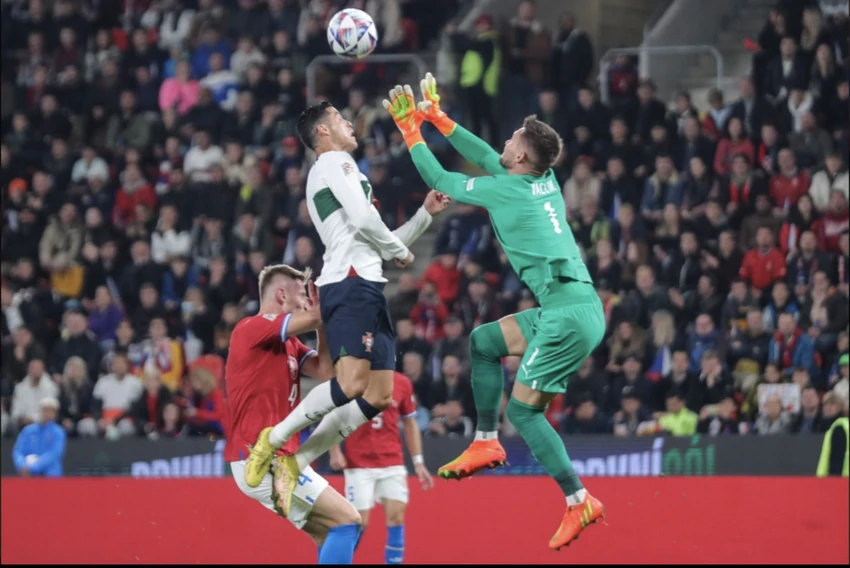 Pha tranh chấp trên không giữa Ronaldo và thủ môn Vaclik. ẢNH: EPA Pha tranh chấp trên không giữa Ronaldo và thủ môn Vaclik. ẢNH: EPA