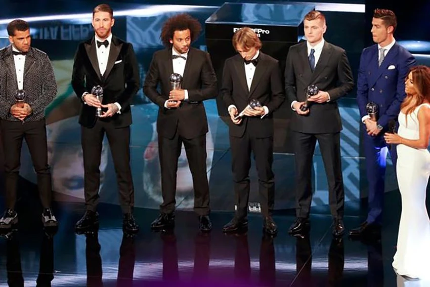 Alves cũng nhiều lần có tên trong danh sách ứng viên quả bóng vàng nhưng không thể cạnh tranh với Messi hay Ronaldo. ẢNH: MIRROR Alves cũng nhiều lần có tên trong danh sách ứng viên quả bóng vàng nhưng không thể cạnh tranh với Messi hay Ronaldo. ẢNH: MIRROR