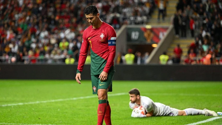 Ronaldo thất vọng sau tình huống bỏ lỡ cơ hội trong trận thua Tây Ban Nha. ẢNH: GETTY Ronaldo thất vọng sau tình huống bỏ lỡ cơ hội trong trận thua Tây Ban Nha. ẢNH: GETTY