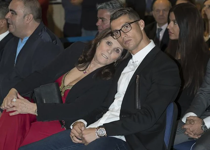Ronaldo nổi tiếng là người của gia đình và rất thương mẹ, bà Dolores. ẢNH: GETTY Ronaldo nổi tiếng là người của gia đình và rất thương mẹ, bà Dolores. ẢNH: GETTY