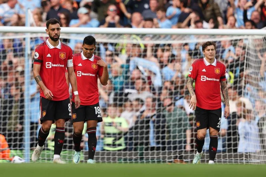 Bruno Fernandes cực kỳ tức giận với các đồng đội trong giờ nghỉ giữa hai hiệp. ẢNH: GETTY Bruno Fernandes cực kỳ tức giận với các đồng đội trong giờ nghỉ giữa hai hiệp. ẢNH: GETTY