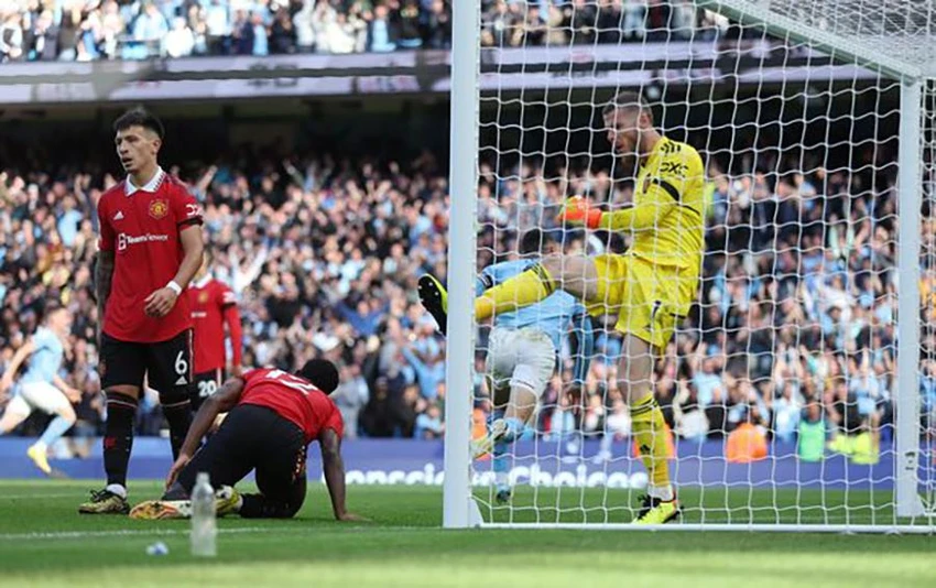Thủ môn David De Gea phải 6 lần vào lưới nhặt bóng trong trận MU thua Man City 3-6. ẢNH: GETTY Thủ môn David De Gea phải 6 lần vào lưới nhặt bóng trong trận MU thua Man City 3-6. ẢNH: GETTY