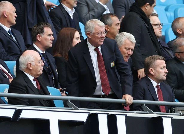 Trong vòng 1 tuần, Sir Alex chứng kiến hai đội bóng cũ của mình đều thua trước hai kình địch Man City và Liverpool. ẢNH: REUTERS Trong vòng 1 tuần, Sir Alex chứng kiến hai đội bóng cũ của mình đều thua trước hai kình địch Man City và Liverpool. ẢNH: REUTERS