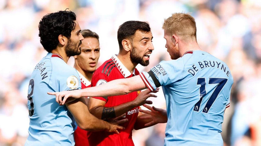 Sự cạnh tranh và kình địch giữa Man United và Man City được thể hiện rõ ràng trên sân cỏ. ẢNH: GETTY Sự cạnh tranh và kình địch giữa Man United và Man City được thể hiện rõ ràng trên sân cỏ. ẢNH: GETTY