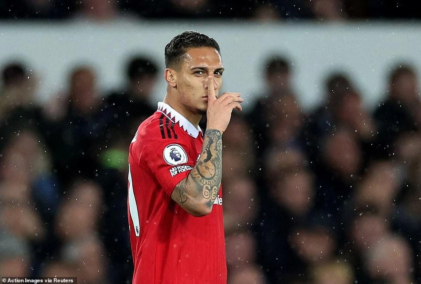 Antony rất 'ngầu' sau khi ghi bàn gỡ hòa 1-1. ẢNH: REUTERS
