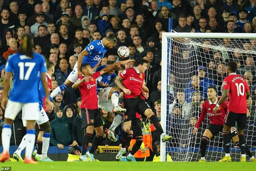 MU sống trong lo lắng trước sức ép của Everton trong những phút cuối trận. ẢNH: AP