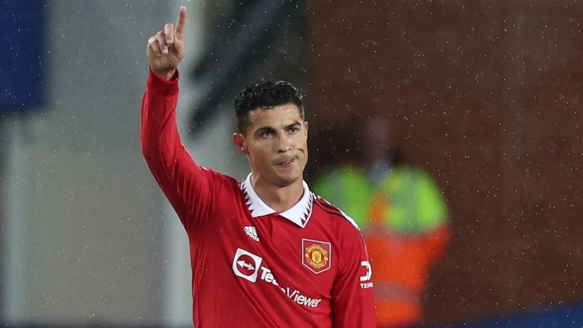 Ronaldo chỉ tay lên trời sau khi ghi bàn. ẢNH: GETTY Ronaldo chỉ tay lên trời sau khi ghi bàn. ẢNH: GETTY