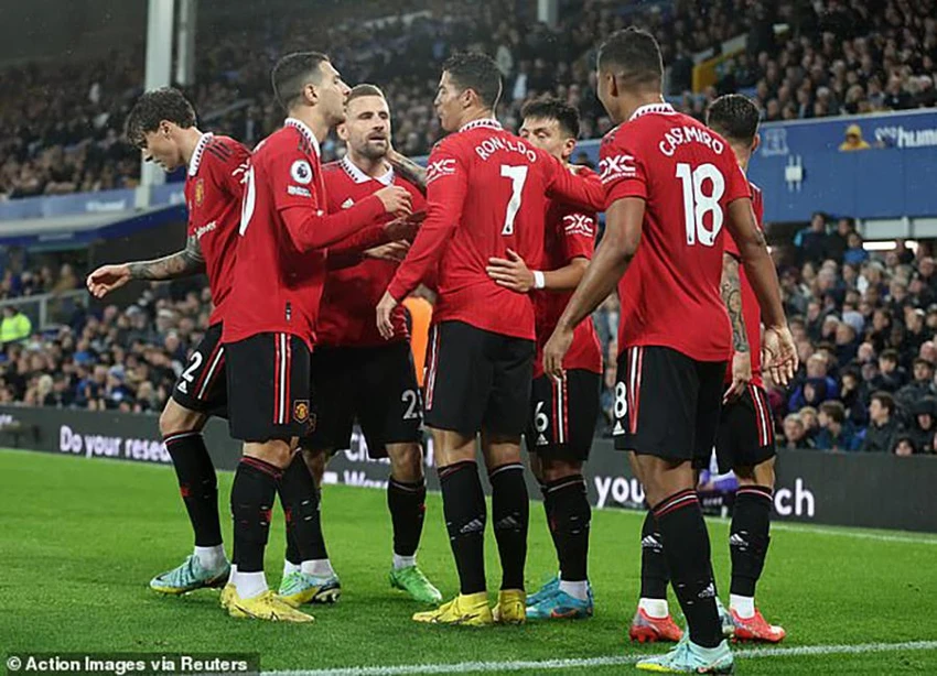 Các cầu thủ MU có chiến thắng ngọt ngào trước Everton. ẢNH: REUTERS Các cầu thủ MU có chiến thắng ngọt ngào trước Everton. ẢNH: REUTERS