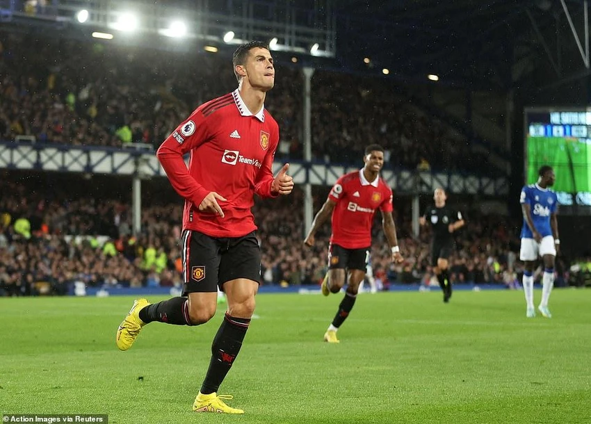 Ronaldo cười rất tươi sau khi ghi bàn giải cứu MU, ấn định chiến thắng 2-1. ẢNH: REUTERS