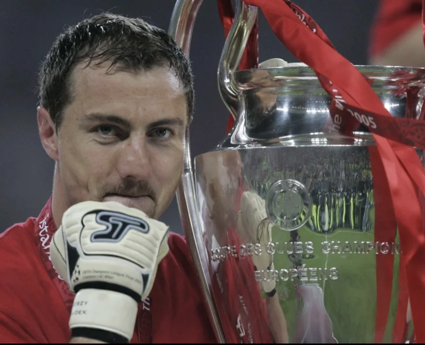 Dudek vô địch Champions League trong màu áo Liverpool. ẢNH: TIMES NEWSPAPER LTD Dudek vô địch Champions League trong màu áo Liverpool. ẢNH: TIMES NEWSPAPER LTD