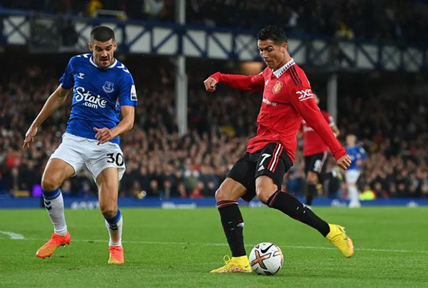 Ronaldo ra chân ghi bàn vào lưới Everton. ẢNH: GETTY Ronaldo ra chân ghi bàn vào lưới Everton. ẢNH: GETTY