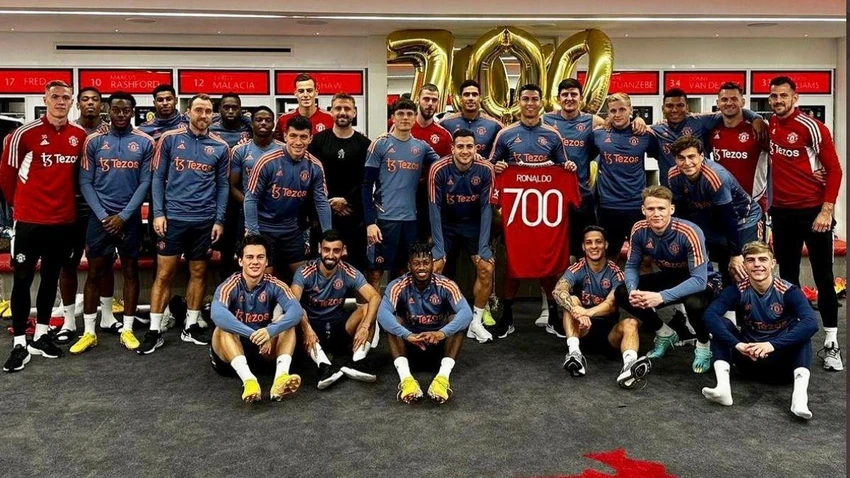 Bức ảnh cả đội Man Utd chúc mừng Cristiano Ronaldo. ẢNH: MAN UTD