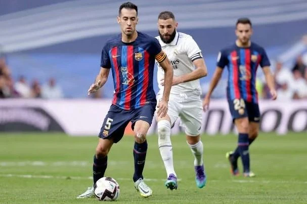 Tuyến giữa Barca thua thiệt hoàn toàn trong các pha tranh chấp. Ảnh: Getty