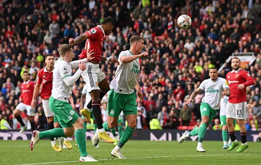 Cú đánh đầu cận thành ra ngoài từ cự ly gần của Marcus Rashford. ẢNH: GETTY Cú đánh đầu cận thành ra ngoài từ cự ly gần của Marcus Rashford. ẢNH: GETTY