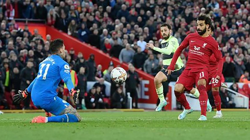 Salah dứt điểm qua tay thủ môn Ederson trong thế đối mặt ghi bàn duy nhất trận đấu. ẢNH: GETTY Salah dứt điểm qua tay thủ môn Ederson trong thế đối mặt ghi bàn duy nhất trận đấu. ẢNH: GETTY