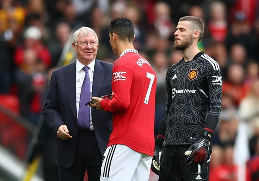 Sir Alex Ferguson xuống tận sân trao kỷ vật vinh danh Ronaldo và De Gea. ẢNH: GETTY Sir Alex Ferguson xuống tận sân trao kỷ vật vinh danh Ronaldo và De Gea. ẢNH: GETTY