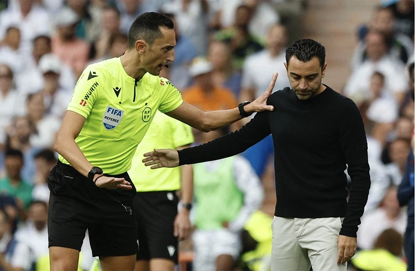 Xavi phải nhận trách nhiệm cho những thất bại quan trọng gần đây của Barca. Ảnh: Reuters