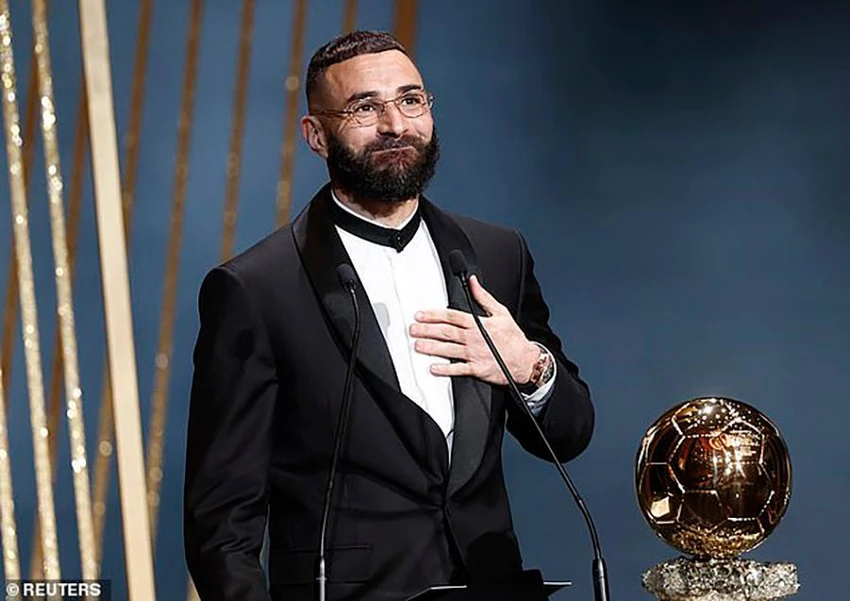 Benzema giành quả bóng vàng. ẢNH: REUTERS