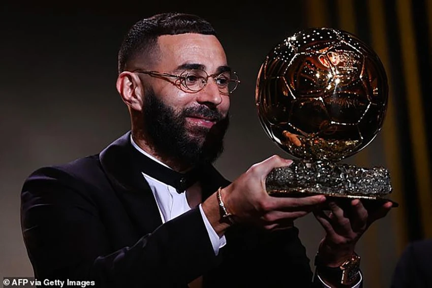 Benzema với quả bóng vàng. ẢNH: GETTY