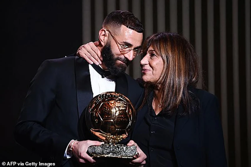 Benzema và mẹ của anh. ẢNH: GETTY