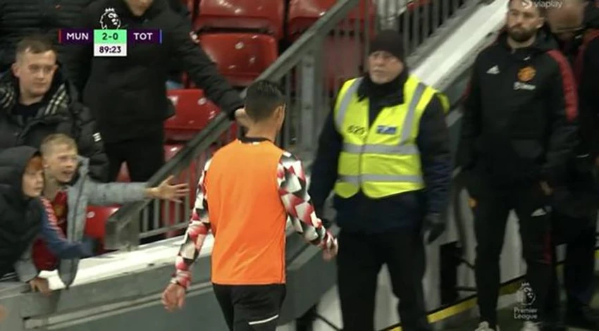 Ronaldo đứng dậy rời sân Old Trafford trước khi trận đấu giữa MU và Tottenham kết thúc. ẢNH: AMAZON PRIME Ronaldo đứng dậy rời sân Old Trafford trước khi trận đấu giữa MU và Tottenham kết thúc. ẢNH: AMAZON PRIME