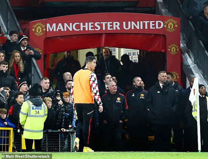 Ronaldo rời khỏi sân Old Trafford khi trận đấu giữa MU và Tottenham còn vài phút nữa là kết thúc. ẢNH: SHUTTERSTOCK Ronaldo rời khỏi sân Old Trafford khi trận đấu giữa MU và Tottenham còn vài phút nữa là kết thúc. ẢNH: SHUTTERSTOCK
