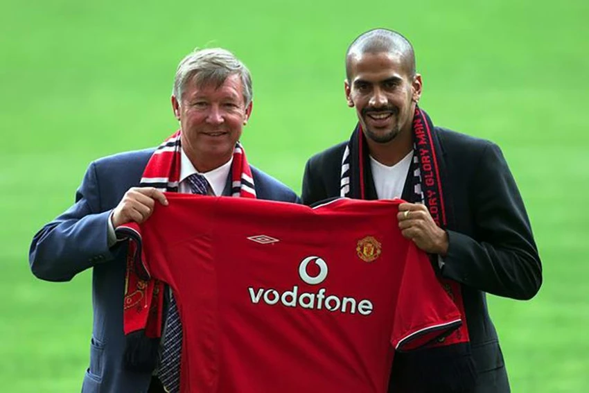 Sir Alex Ferguson cười mãn nguyện trong ngày ra mắt bản hợp đồng kỷ lục của Man Utd mang tên Veron. ẢNH: GETTY Sir Alex Ferguson cười mãn nguyện trong ngày ra mắt bản hợp đồng kỷ lục của Man Utd mang tên Veron. ẢNH: GETTY