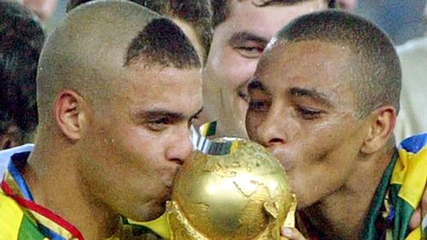 Ronaldo ôm hôn chiếc cúp vô địch World Cup 2002. ẢNH: REUTERS