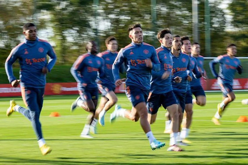 Các cầu thủ Man Utd trong bài tập chạy nước rút. ẢNH: GETTY Các cầu thủ Man Utd trong bài tập chạy nước rút. ẢNH: GETTY