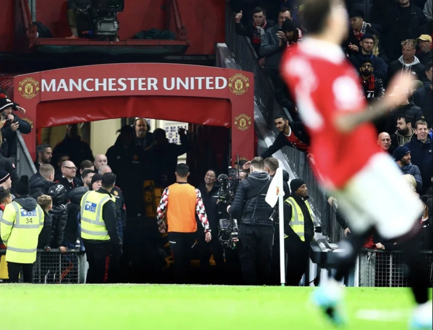 Ronaldo từ chối vào sân thay người và đi vào đường hầm sân Old Trafford trước khi trận đấu giữa MU và Tottenham kết thúc. ẢNH: REX