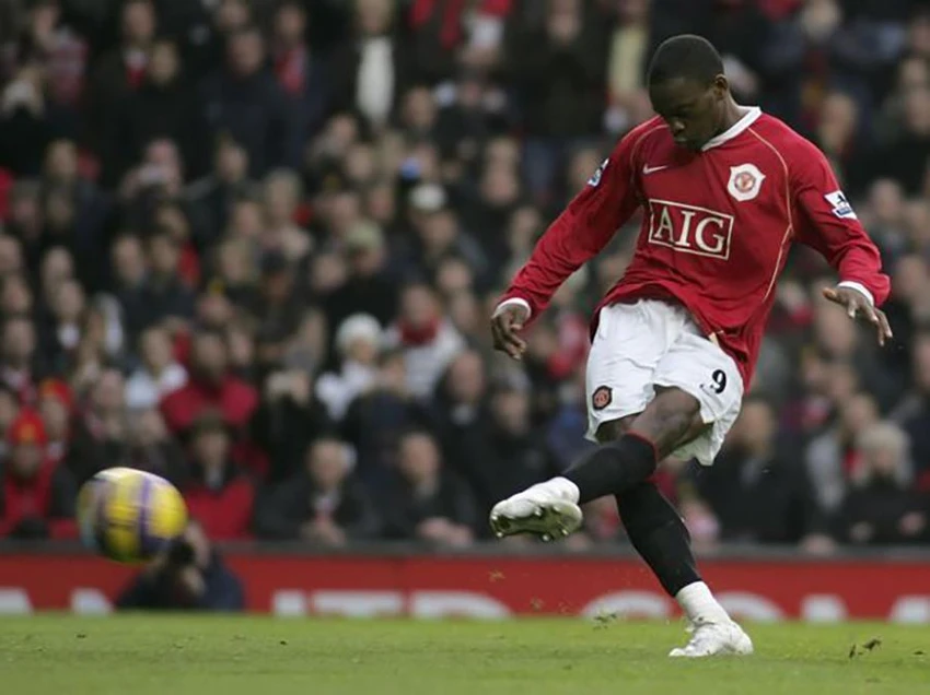 Louis Saha trong màu áo Man Utd. ẢNH: GETTY Louis Saha trong màu áo Man Utd. ẢNH: GETTY