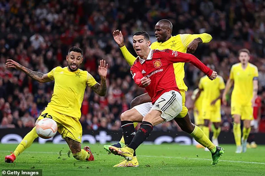 Tình huống Ronaldo đá bồi ghi bàn vào lưới Sheriff. ẢNH: GETTY Tình huống Ronaldo đá bồi ghi bàn vào lưới Sheriff. ẢNH: GETTY