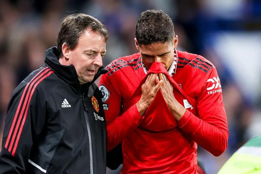 Raphael Varane rời sân trong nước mắt vì lo sợ bỏ lỡ World Cup 2022. ẢNH: GETTY Raphael Varane rời sân trong nước mắt vì lo sợ bỏ lỡ World Cup 2022. ẢNH: GETTY