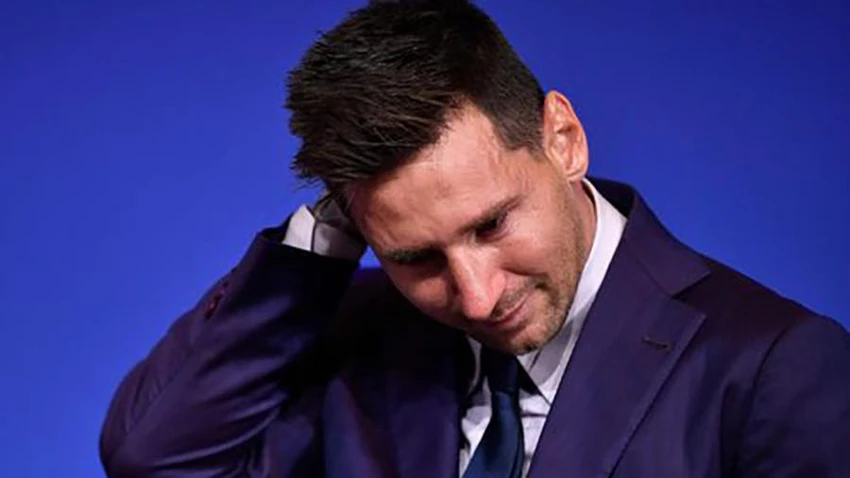 Lionel Messi rời Barcelona trong nước mắt trong buổi họp báo ngày 8-8 năm ngoái. ẢNH: GETTY Lionel Messi rời Barcelona trong nước mắt trong buổi họp báo ngày 8-8 năm ngoái. ẢNH: GETTY